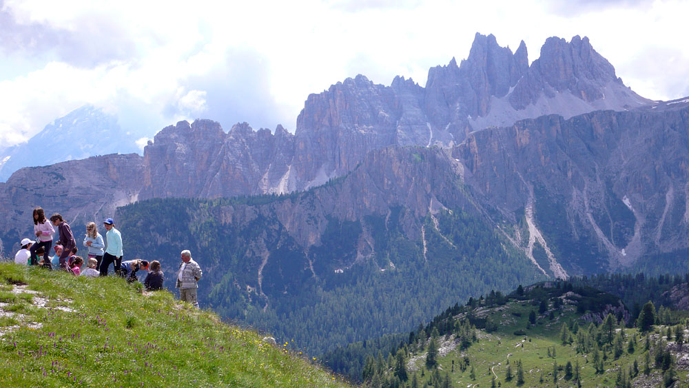 Cinque Torri020.JPG - Der Croda da Lago im Hintergrund